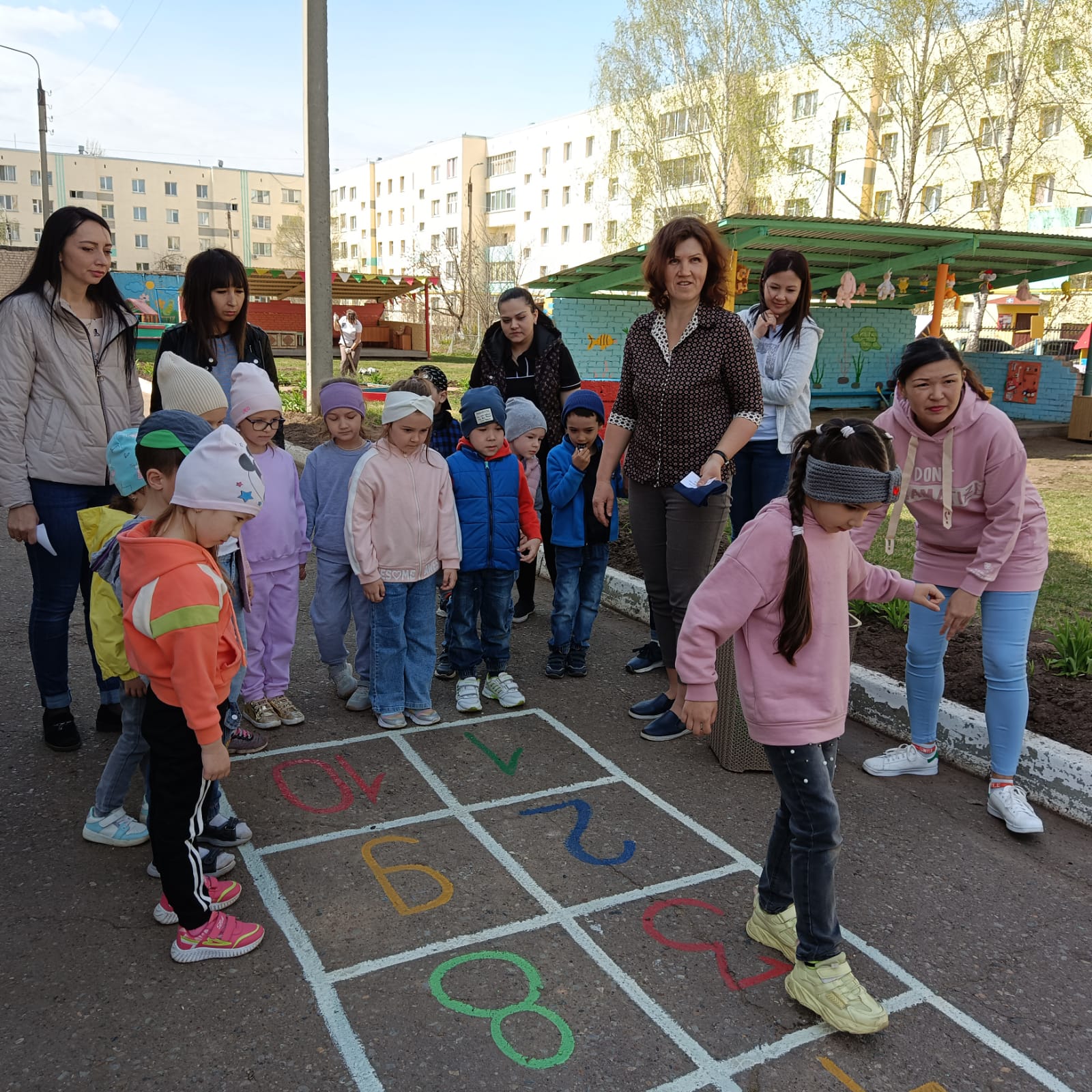Проект с детьми старшей группы на тему: «Подвижные игры наших мам на улице»